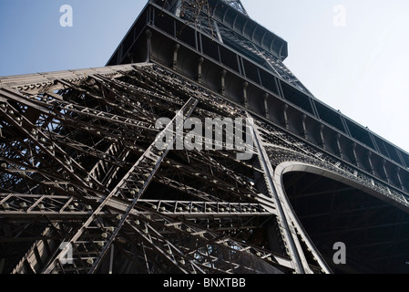 Torre Eiffel, Parigi, Francia, a basso angolo di visione Foto Stock