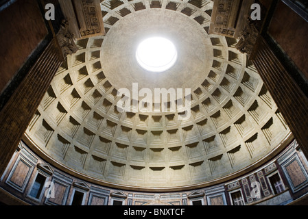 Cupola del Pantheon e a basso angolo di visione Foto Stock