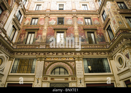 Italia, Roma, murale dipinto su esterno dell'edificio Foto Stock