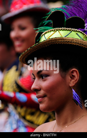 Danzatrice presso il Carnevale del Pueblo Festival Latinoamericano, London, England, Regno Unito Foto Stock