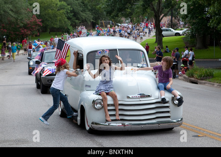 Quarto di luglio parade attraverso colline di Barton comunità di Austin, Texas, USA, attira centinaia di celebranti patriottica Foto Stock