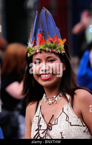 Danzatrice presso il Carnevale del Pueblo Festival Latinoamericano, London, England, Regno Unito Foto Stock