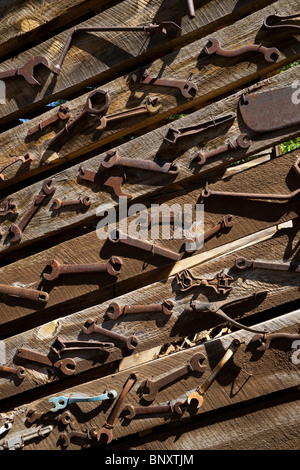 Don Robertson è oro re la mia città fantasma e antico cantiere automatica. Vecchi strumenti su un capannone di legno. Foto Stock