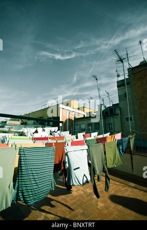 Servizio lavanderia essiccazione su tetto vestiti-line Foto Stock