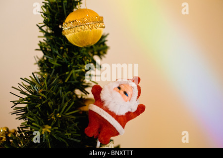 Ornamenti su albero di Natale Foto Stock