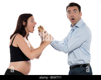 Giovane aspetta il bambino affamato donna mangiare hamburger studio isolato su sfondo bianco Foto Stock