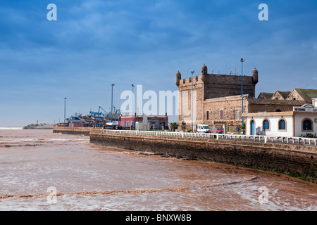 Skala du Port (antiche fortificazioni in pietra) con porto di pesca oltre, Essaouira, costa atlantica, Marocco Foto Stock