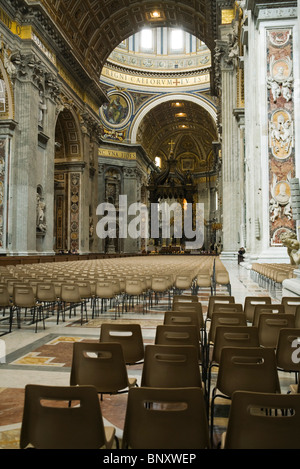 La navata centrale, l altare papale e il baldacchino in background, Basilica di San Pietro, Roma, Italia Foto Stock