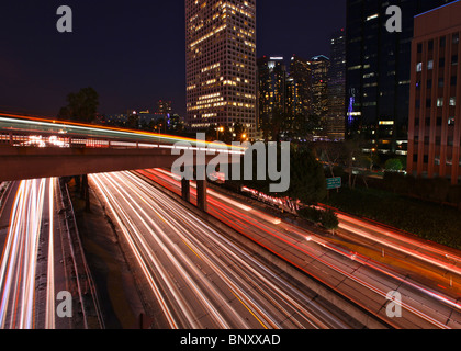 Superstrada drammatico sentieri di luce a Los Angeles California Foto Stock