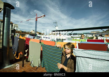 Panni appesi ad asciugare sul tetto vestiti-line Foto Stock