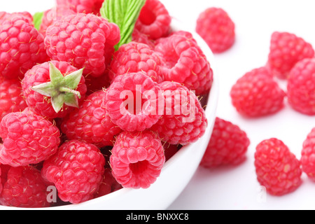 Stoviglie con belle tentati di lamponi.. Diverse le fragole sul retro. Foto Stock