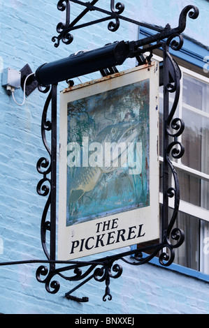 Il Pickerel Inn pub segno, Maddalena Street, Cambridge, Inghilterra, Regno Unito Foto Stock