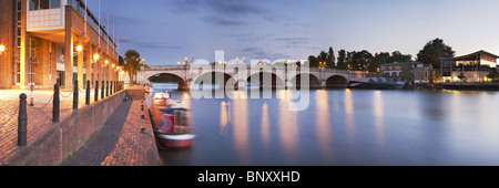 Kingston Bridge sul fiume Tamigi al tramonto, Surrey, Regno Unito Foto Stock