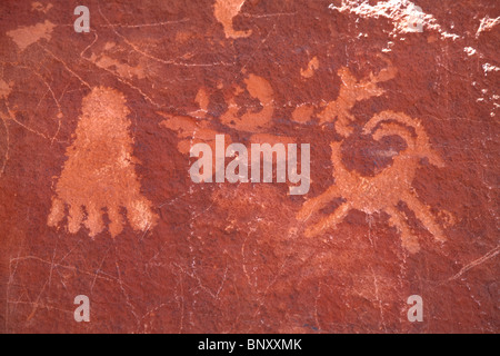 Nativi americani petroglifi navajo graffiato nella roccia di Atlatl Rock in il Parco della Valle di Fire State in Nevada USA Foto Stock