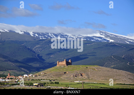 Vista del castello con montagne innevate della Sierra Nevada al posteriore, Lacalahorra, provincia di Granada, Andalusia. Foto Stock