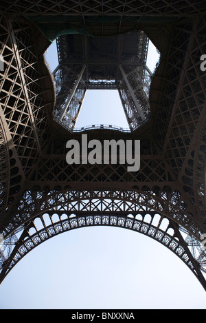 Torre Eiffel, Parigi, Francia, vista da sotto la torre Foto Stock