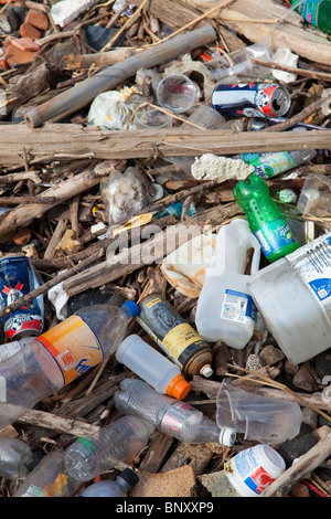 Flotsam e jetsam rifiuti raccolti sul Tamigi lato spiaggia a high water mark, Greenwich, Londra, Regno Unito. Foto Stock