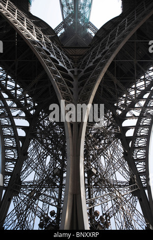 Torre Eiffel, Parigi, Francia, a basso angolo di visione della trave di supporto Foto Stock