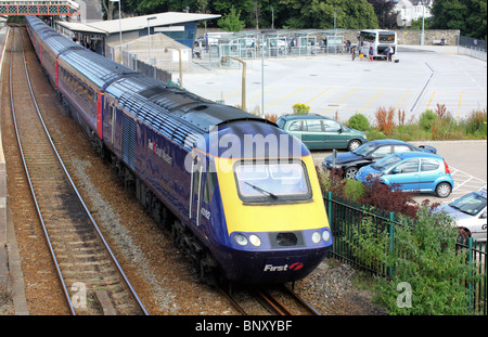 St Austell stazione ferroviaria con 125 express solo lasciando per Truro e sul verso la destinazione finale Penzance. Foto Stock