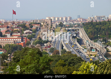 Mura della città vecchia e l'autostrada ad Istanbul in Turchia Foto Stock