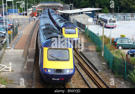 Rush Hour a St Austell stazione ferroviaria e una rara trattare di due express 125s in insieme. Foto Stock