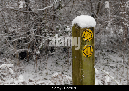 Un orientamento per un sentiero coperto di neve. Redhill, Inghilterra, Somerset. Foto Stock