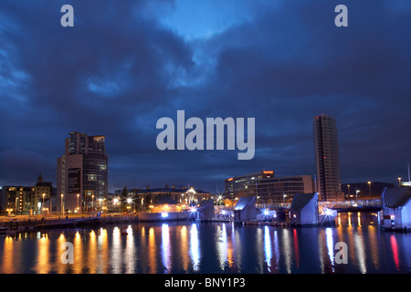 La barca obel tower e il lagan weir Belfast waterfront Irlanda del Nord Regno Unito Foto Stock