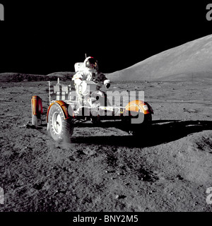 Astronauta Eugene Cernan A., missione Apollo 17 comandante guidando il Lunar veicolo itinerante o 'Moon buggy " Foto Stock
