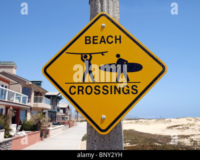 Spiaggia attraversando un cartello di segnalazione lungo una trafficata Southern California ciclabile. Foto Stock