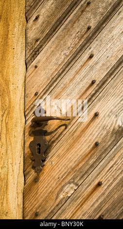 Storico Amish in legno antico maniglia porta con un buco chiave in primo piano sulla casa d'epoca Hans Herr, anno 1719 a Lancaster County, Pennsylvania, Stati Uniti, pt Foto Stock