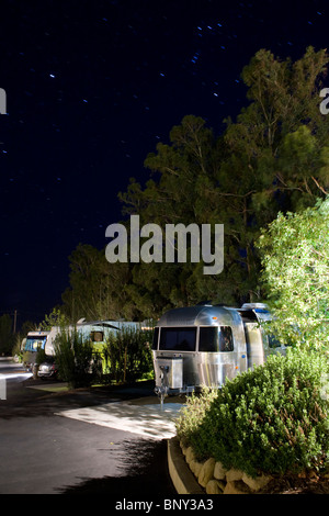 Rimorchio Airstream parcheggiato a Ocean Mesa Campeggio, El Capitan membro Beach, California, Stati Uniti d'America Foto Stock