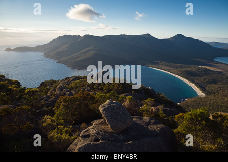 Sunrise vista della Wineglass Bay da Mt Amos. Parco Nazionale di Freycinet, Tasmania, Australia. Foto Stock