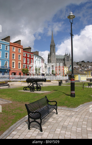 Irlanda, Co Cork, Cobh, Kennedy Park, Guerra di Crimea Cannone e gli edifici sul lungomare Foto Stock