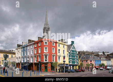 Irlanda, Co Cork, Cobh, edifici sul lungomare a Lusitania Memorial Foto Stock