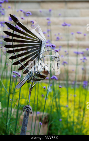 Owl giardino scultura alla RHS Harlow Carr, Inghilterra Foto Stock