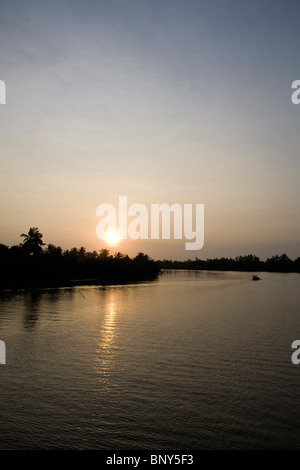 Tramonto sul fiume Mekong, Fiume Mekong Delta Regione, Vietnam Foto Stock