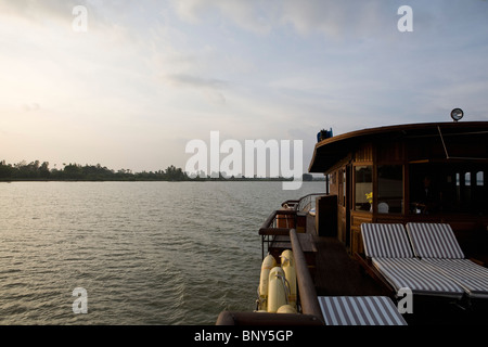 Barca a vela sul fiume Mekong in un tour in barca Foto Stock