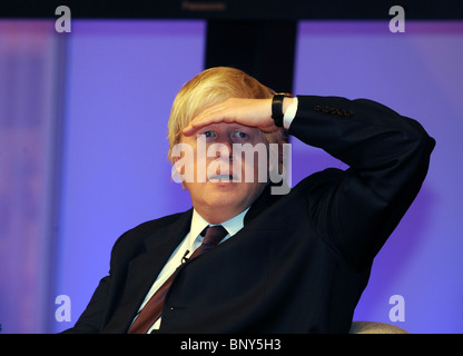 Boris Johnson, sindaco di Londra, guardando avanti Foto Stock