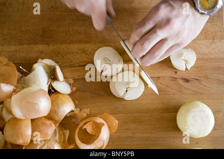 Affettare le cipolle Foto Stock