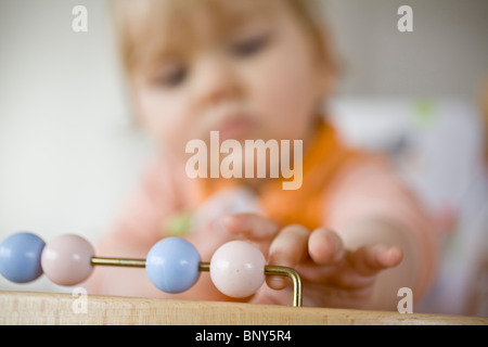 Bambino gioca con toy Foto Stock