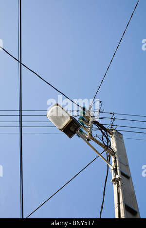 Post elettrico con luce di strada a basso angolo di visione Foto Stock