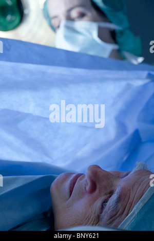 Paziente sveglio durante la procedura chirurgica, anestetici locali utilizzati per la gestione del dolore Foto Stock