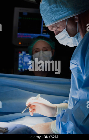 Chirurgo con un bisturi in mano la preparazione per iniziare la chirurgia Foto Stock