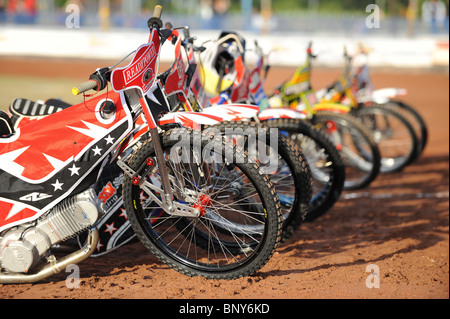 Speedway bikes sono schierate in pista prima della gara Foto Stock