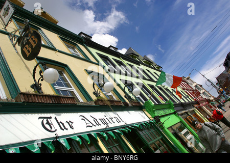 Irlanda, Co Cork, Cobh, West Beach, Admiral bar e dipinte in maniera colorata shop fronti Foto Stock