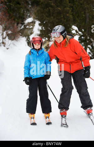 Madre e figlia insieme sci Foto Stock