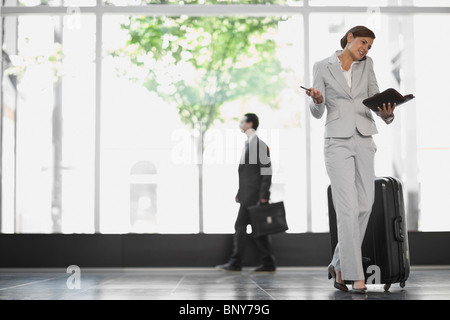 La donna in un aeroporto Foto Stock