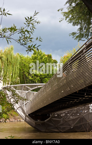 Murinsel è un'isola nel fiume Mur. Griglia in acciaio struttura in forma di semi-guscio aperto Foto Stock