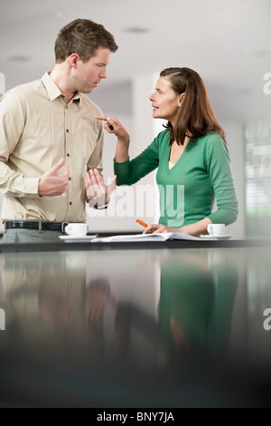 Donna e uomo avente una controversia Foto Stock