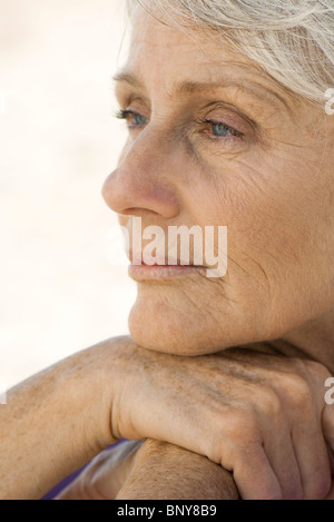 Donna matura che guarda lontano nel pensiero, ritratto Foto Stock